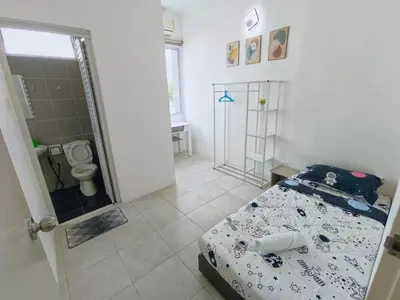 a bedroom with a bed and a bathroom with a toilet at Yarra Park, Up to 10 Pax, 5 Bedrooms, 4 Bathrooms, 2 Car Parks by Star Home in Sungai Petani
