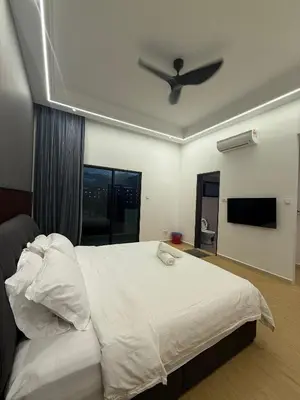 a bedroom with a white bed with a ceiling fan at Villa 8812 \u6781\u7b80\u98ce\u6c11\u5bbf \u8212\u9002\u73b0\u4ee3\u98ce in Kampong Sungai Udang