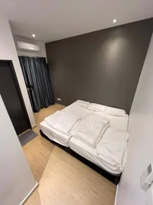 a bedroom with a white bed in a room at Villa 8812 \u6781\u7b80\u98ce\u6c11\u5bbf \u8212\u9002\u73b0\u4ee3\u98ce in Kampong Sungai Udang