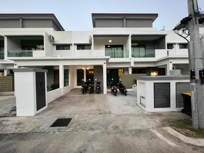 a large white building with motorcycles parked in front of it at Villa 8812 \u6781\u7b80\u98ce\u6c11\u5bbf \u8212\u9002\u73b0\u4ee3\u98ce in Kampong Sungai Udang