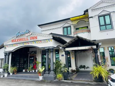 a building with a market inn on the street at Maxwell inn in Taiping