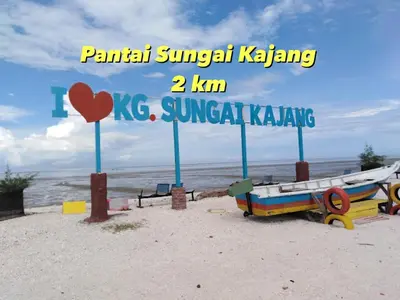 a beach with a sign that readsparnatal survival kynes at AISY HOMESTAY - Rumah 2 atau 3 in Kampong Tanjong Karang