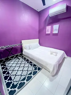 a room with a bed in a purple wall at AISY HOMESTAY - Rumah 2 atau 3 in Kampong Tanjong Karang