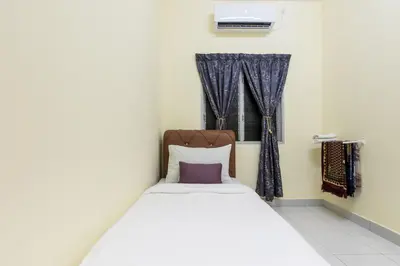 a bedroom with a bed and a window at Zai Ham Homestay in Pusing