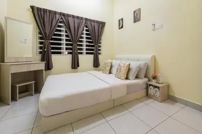 a bedroom with a large bed and a window at Zai Ham Homestay in Pusing