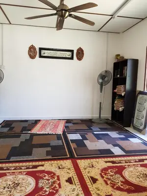 a room with a ceiling fan and a rug at D'Impiana Riverview Chalet # Lenggong in Kampong Ulu Jepai