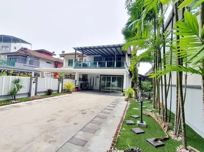 an empty driveway in front of a house with palm trees at GARDEN COZY2STOREY HOME 4ROOM 10PAX@NEAR ALMAJUSCO in Bukit Mertajam