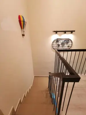a room with a staircase with a kite on the wall at Wellson Home Ipoh 6 (15px+)\u6e29\u99a8\u8212\u9002\u5976\u6cb9\u98ce\u6c11\u5bbf15\u4eba in Ipoh