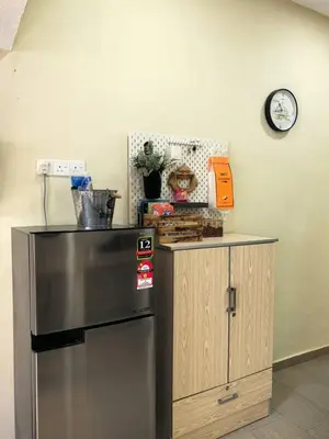 a kitchen with a stainless steel refrigerator and a clock at Wellson Home Ipoh 6 (15px+)\u6e29\u99a8\u8212\u9002\u5976\u6cb9\u98ce\u6c11\u5bbf15\u4eba in Ipoh