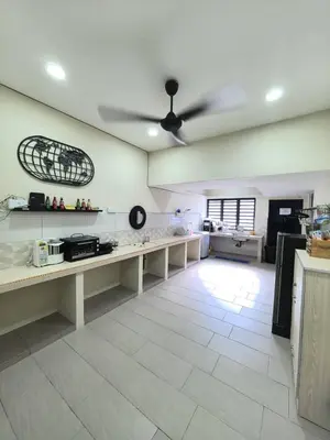 a large kitchen with a ceiling fan in a room at Wellson Home Ipoh 6 (15px+)\u6e29\u99a8\u8212\u9002\u5976\u6cb9\u98ce\u6c11\u5bbf15\u4eba in Ipoh
