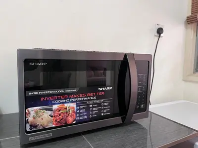 a microwave oven sitting on top of a counter at Rumah Tamu by Perdana Hōmes for Múslim only in Sungai Petani