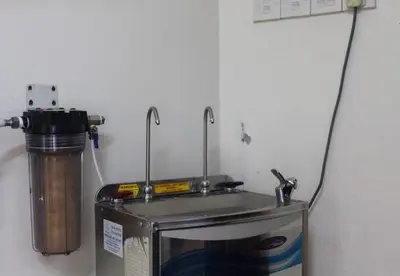a toaster and a water heater in a room at JQ Suria Hotel in Lahat