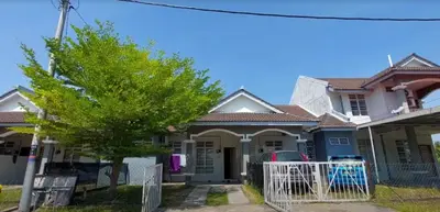 a house with a fence in front of it at Ammar Homestay Gua Musang in Gua Musang