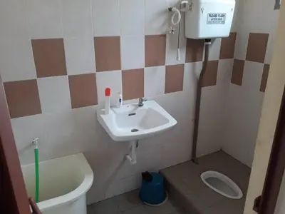 a small bathroom with a sink and a toilet at Homestay Cikgu Mokhsin (Muslim) in Kuala Kangsar