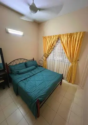 a bedroom with a green bed and a window at Anoi Homestay TAMBUN @ Lost World HighSpeed WiFi in Tambun
