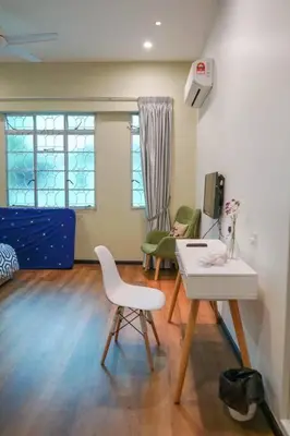 a room with a desk and a chair and a bed at MODERN HERITAGE HOUSE``````Georgetown\u4e54\u6cbb\u5e02 in George Town