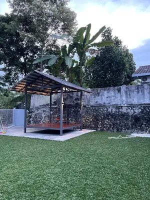 a gazebo in a yard next to a wall at Kiri Kanan Bukit Homestay Kuala Kubu Bahru \u5de6\u6797\u53f3\u820d in Kuala Kubu Baharu