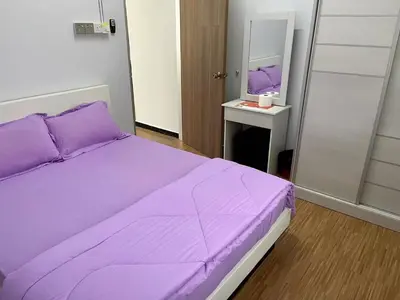 a purple bed in a room with a mirror at Kiri Kanan Bukit Homestay Kuala Kubu Bahru \u5de6\u6797\u53f3\u820d in Kuala Kubu Baharu