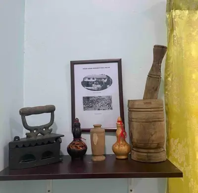 a shelf with vases and a picture on it at Homestay Naim Sabak Bernam in Sabak Bernam