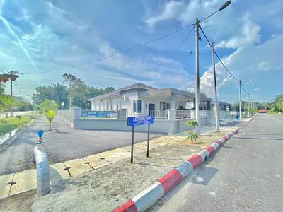 a street view of a house with a sign in front of it at Rumah Inap Che'Gu Baha in Teluk Intan