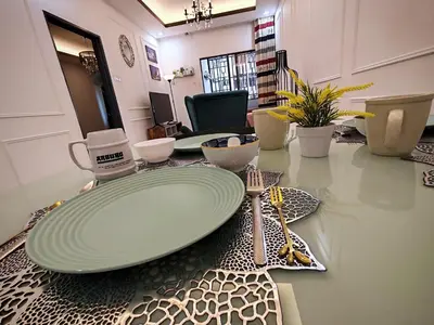 a table with a green plate on top of it at WHITE ON HOMESTAY CAMERON BY ICOLOR in Tanah Rata