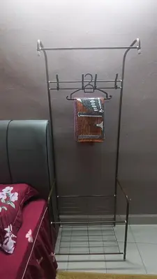a towel rack with a basket on a wall at Homestay Rezeki Batu Gajah in Batu Gajah