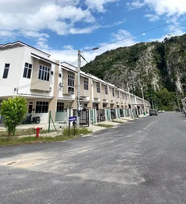an empty street in front of a white building at LH SUITE HOMESTAY Gua Musang- Masjid Mekah in Gua Musang