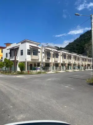 an empty street in front of a white building at LH SUITE HOMESTAY Gua Musang- Masjid Mekah in Gua Musang