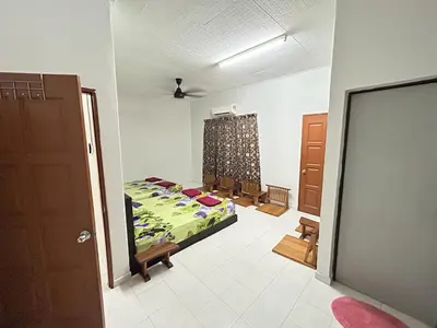 a bedroom with a bed in the middle of a room at Muhibbah Homestay in Sungai Siput