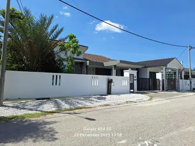 a white fence in front of a house at 132-A, JHC Homestay Puncak in Kampung Bota Kiri