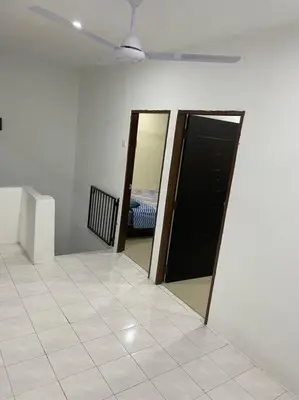 a room with two mirrors and a room with a bed at SunShine HomeStay in Bukit Mertajam