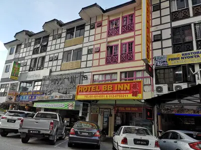 a large building with cars parked in front of it at Hotel BB Inn @ Cameron in Cameron Highlands