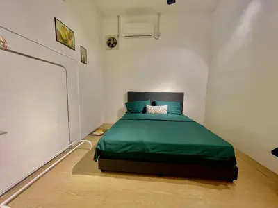 a bedroom with a green bed in a room at Home41#4pax#Netflix#NearAeonAlma#BM#5kmtoIconicPoint in Bukit Mertajam
