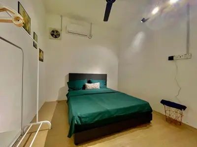 a bedroom with a green bed in a room at Home41#4pax#Netflix#NearAeonAlma#BM#5kmtoIconicPoint in Bukit Mertajam