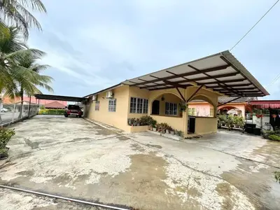 an empty parking lot in front of a building at Teratak LS Homestay in Kubang Semang