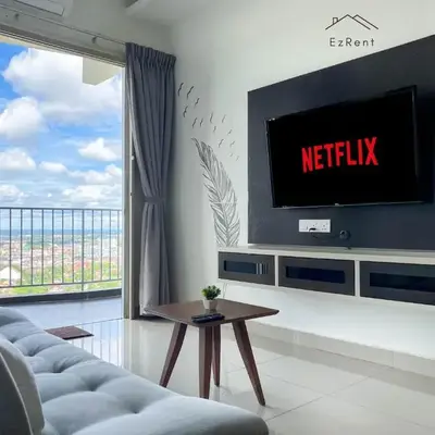 Sunset View 3BR Condo with Swimming Pool Free WiFi & Netflix near Lake Garden