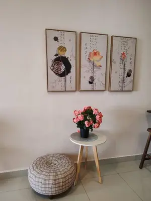 a table with a vase of flowers on a wall at Kensington Sunrise sg, Palas Horizon,kea farm in Brinchang