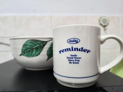 a coffee mug and a cup on a table at Thetamu Homestay مسلم Pesona in Jalan Baharu
