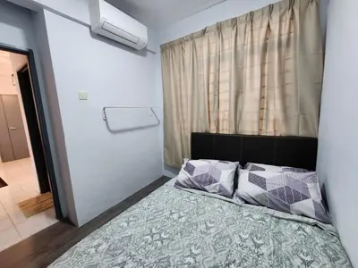 a bed in a room with a window and a bed sidx sidx sidx at Thetamu Homestay مسلم Pesona in Jalan Baharu