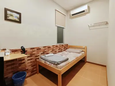 a small room with a bed and a mirror at Lung Tok Entreprise \u8336\u9986\u6c11\u5bbf in Bukit Mertajam