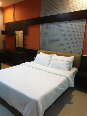 a large bed with white sheets and pillows at Chor Residence Homestay in Ipoh