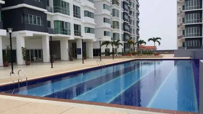 a swimming pool in front of a building at Sekinchan 2008 Homestay \u60a6\u5ba2 \u6cd5\u5f0f\u5976\u6cb9\u98ce\u6c11\u5bbf in Sekincan