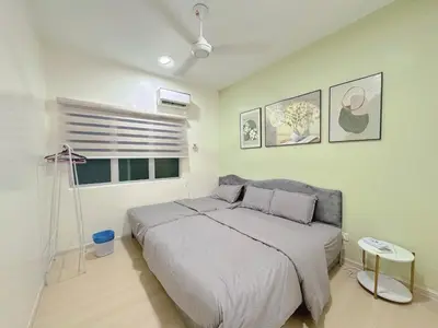 a bedroom with a large bed and a window at Sekinchan 2008 Homestay \u60a6\u5ba2 \u6cd5\u5f0f\u5976\u6cb9\u98ce\u6c11\u5bbf in Sekincan