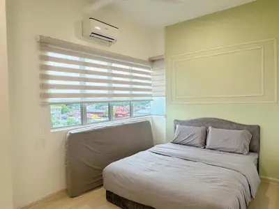 a bedroom with a bed and a window with blinds at Sekinchan 2008 Homestay \u60a6\u5ba2 \u6cd5\u5f0f\u5976\u6cb9\u98ce\u6c11\u5bbf in Sekincan