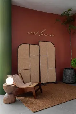 a room with a chair and a sign that reads eat king at La Vie Hotel Juru in Simpang Ampat