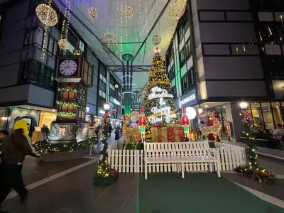a shopping mall with a christmas tree and christmas decorations at Delisha 2 Homestay 3R2B The Retreat Nova Kae Farm in Brinchang