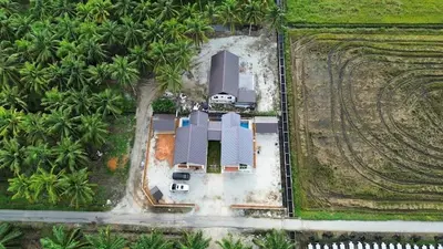 an aerial view of a house with a car parked in the yard at Rumah Hana Sekinchan - Mslim0nly in Sekincan