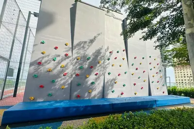 a retaining wall with a climbing wall at Deluxe Seaview Georgetown Penang @ ComfyLux Homestay in Jelutong