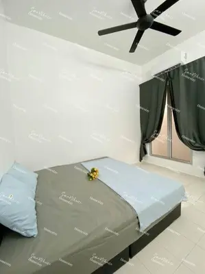 a bed in a room with a ceiling fan at SmartChoice Homestay in Bukit Mertajam