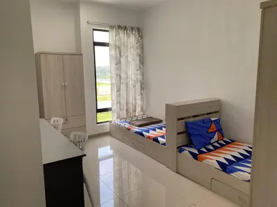 two twin beds in a room with a window at Meadow Park (1331 Sweet Home) in Kampong Malim Nawar